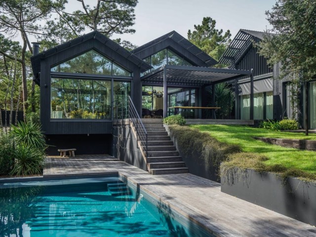 Une audacieuse maison en bois noir, qui cultive son esprit vert 
