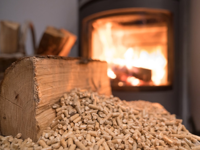 Un chèque de 50 à 200 &euro; pour les Français qui se chauffent au bois