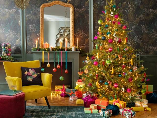 Des décorations multicolores pour un sapin fantaisie