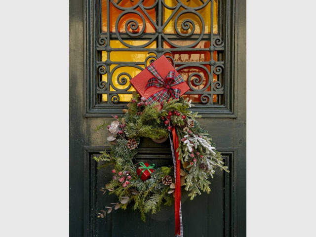 Une couronne de Noël en vert et rouge