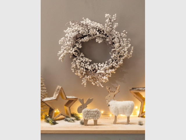 Une couronne de Noël avec des branches de gui