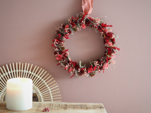 Une couronne de Noël avec des fleurs séchées