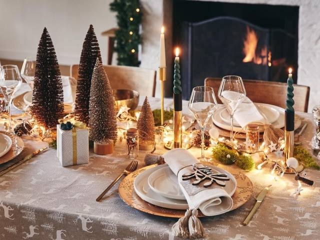 déco table Noël rouge et blanc - nappe blanche et chemin de table rouge,  vaisselle blanche, …