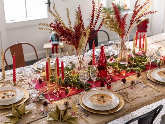 Une table de fêtes traditionnelle en rouge et vert