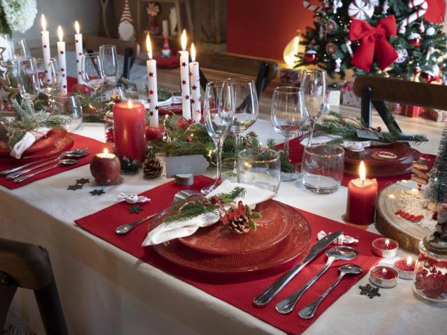 Une vraie table de fêtes en rouge et vert 