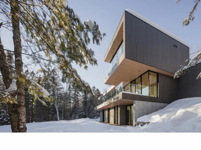 Volumes et ouvertures XXL pour ce chalet qui cache bien son jeu