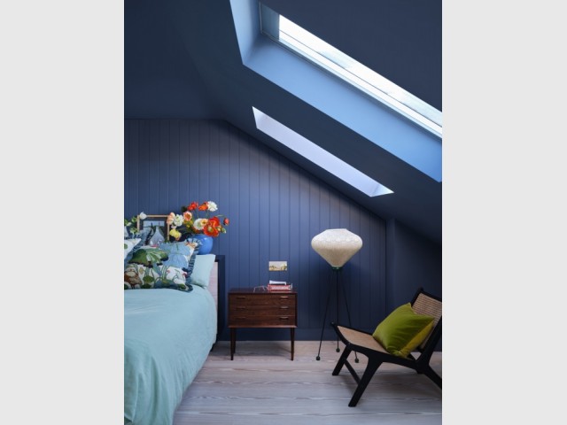 Une chambre toute bleu à l'atmosphère cocon