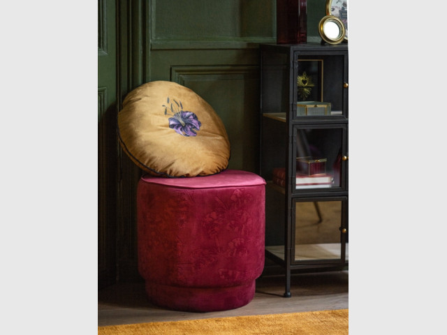 Un pouf rouge dans le salon