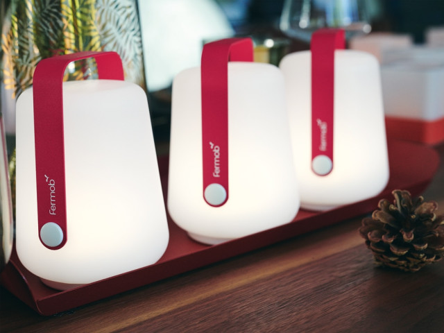 Des luminaires de couleur rouge