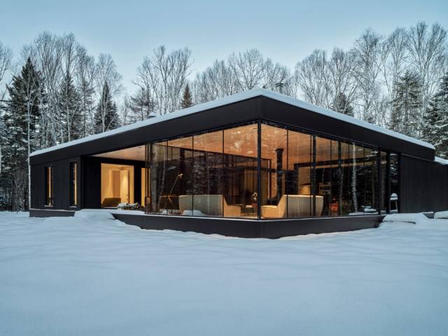 Un étonnant chalet en verre pour vivre au c&oelig;ur de la nature