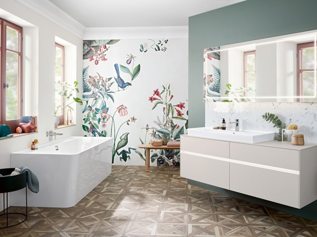 Du papier peint fleuri et végétal dans une salle de bains moderne