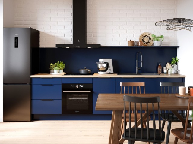 Une cuisine bleu foncé pleine de caractère