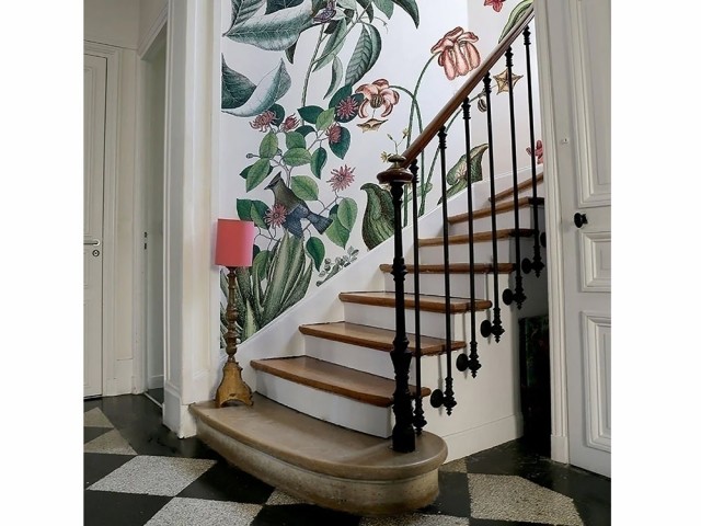 Du papier peint fleuri dans l'escalier