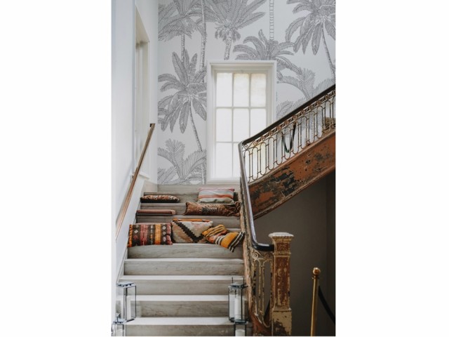 Un papier peint tropical dans l'escalier