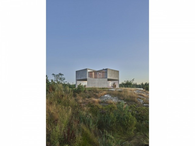 Une maison en Suède : Tel un phare sur la colline  - Maison cubique Suède béton
