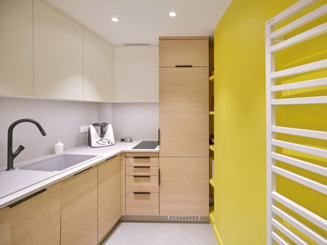 Un appartement parisien métamorphosé - Après, une cuisine spacieuse - Un appartement de 60 m2 métamorphosé - cuisine et salle de bains transformées