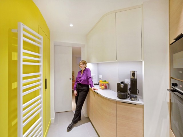 Un appartement parisien métamorphosé - Après, une cuisine avec rangements et astuces - Un appartement de 60 m2 métamorphosé - cuisine et salle de bains transformées