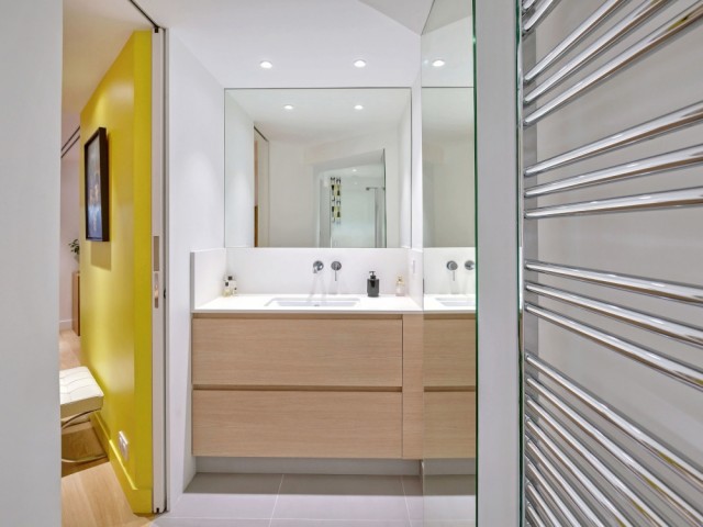 Un appartement parisien métamorphosé - Après, vers la salle de bains - Un appartement de 60 m2 métamorphosé - cuisine et salle de bains transformées