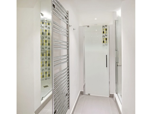 Un appartement parisien métamorphosé - Après, une salle de bains originale et fonctionnelle - Un appartement de 60 m2 métamorphosé - cuisine et salle de bains transformées