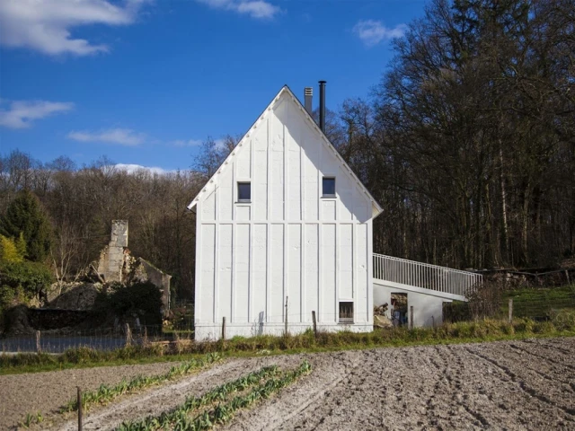 Ventilation naturelle et gestion particulière de l'eau - Une maison inhabitée transformée