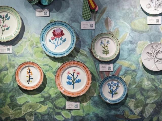 Les assiettes au décor floral de Bitossi Ceramiche