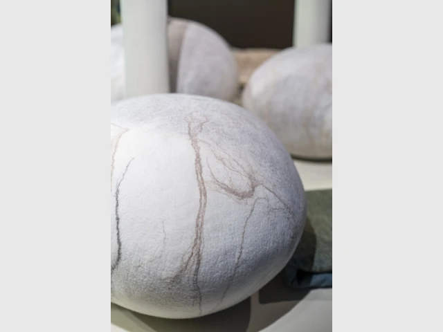 Les coussins en forme de galets de Kayu création