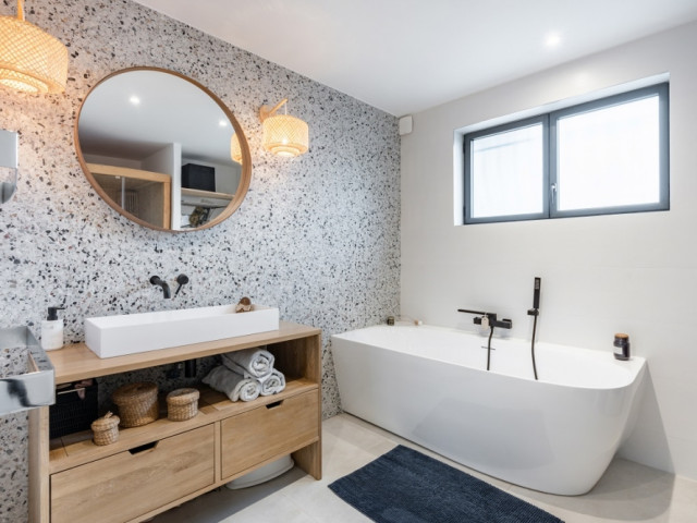 Une salle de bain design et foctionnelle