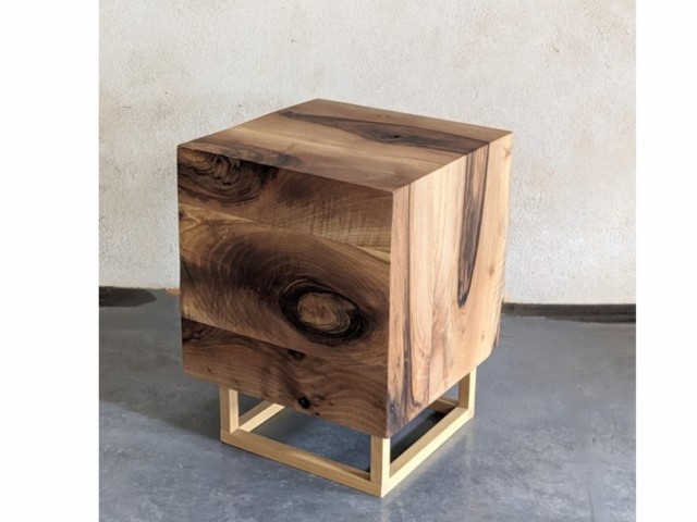 Le meuble d'appoint Kube est un carré qui mesure 45 cm