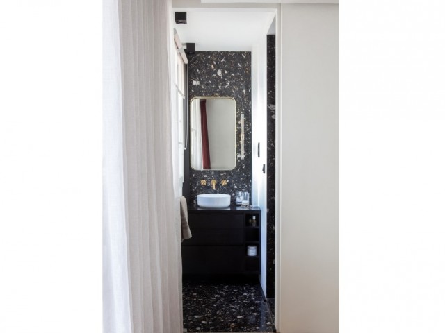 Une salle de bain en marbre nero portoro