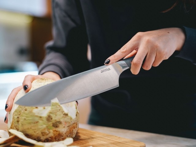 Le couteau de chef, premier produit de la marque Atma Kitchenware