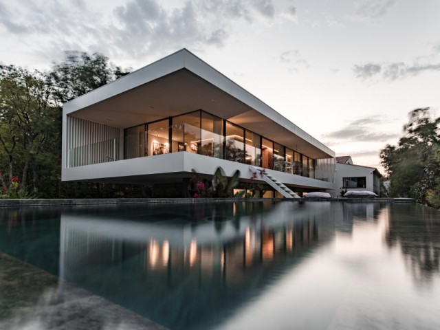 La piscine met en valeur l'architecture contemporaine de l'extension