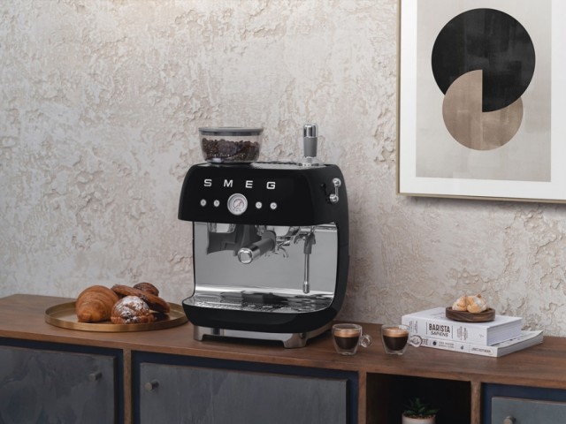 La machine à café expresso avec broyeur « EGF03 » de Smeg est disponible en plusieurs coloris