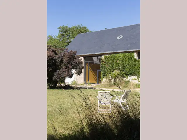 La maison est implantée sur un terrain de huit hectares