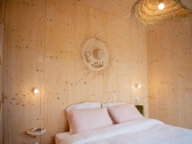 Dans la chambre, les créations d'un artisan Marocain et le bois de pin suffisent à créer une ambiance cosy