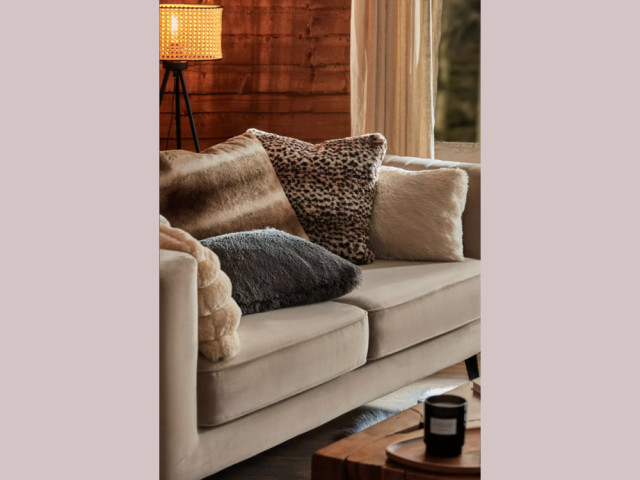 Les coussins et les plaids, les indispensables pour un canapé en hiver