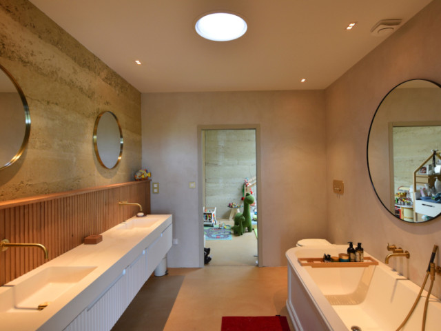 Dans la salle de bain, un conduit de lumière permet de limiter la consommation électrique