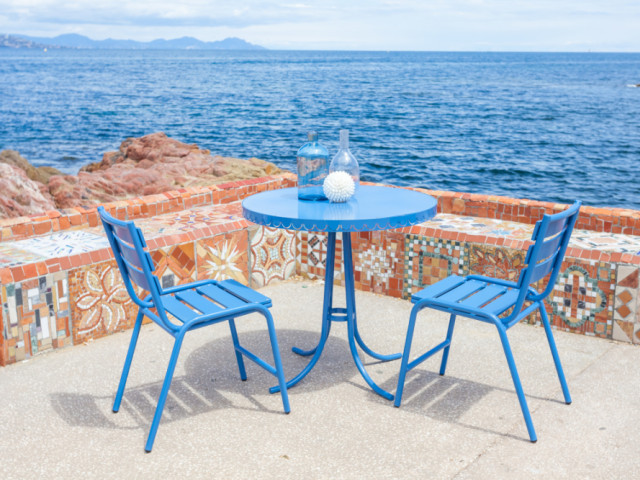 Le salon de jardin French Riviera de la marque Edmond & fils, 975 euros la table et 585 euros la chaise