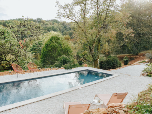 Pour se détendre, les hôtes peuvent faire quelques brasses dans la piscine avec vue sur la forêt