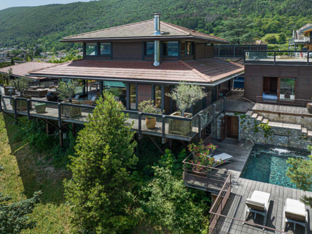 Cette somptueuse villa contemporaine d'une superficie de 260m2 surplombe le lac d'Annecy