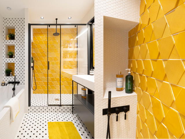 Blanc, noir et jaune pour les couleurs, motifs en forme de nid d'abeilles, la salle de bain joue la carte de l'originalité