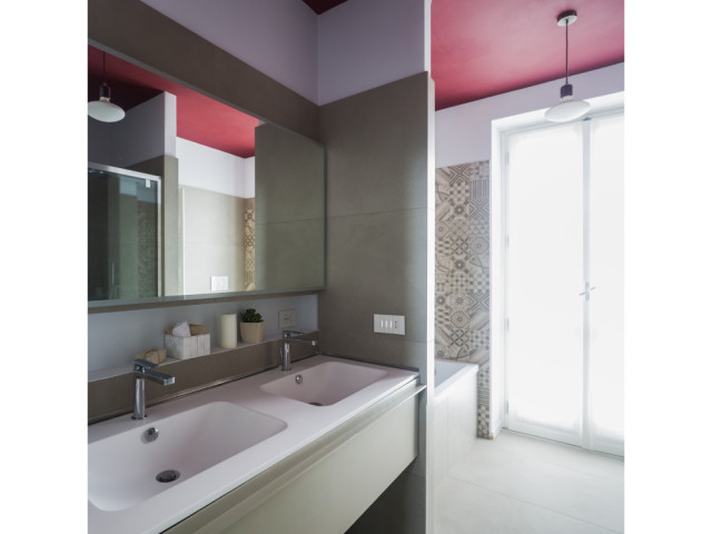 Dans la salle de bain, les architectes ont pris le parti d'associer le gris et le rose