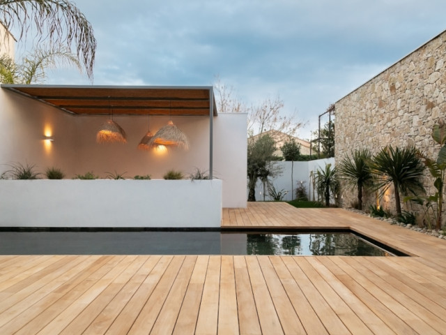 Une terrasse avec piscine et pergola pour s'abriter du soleil