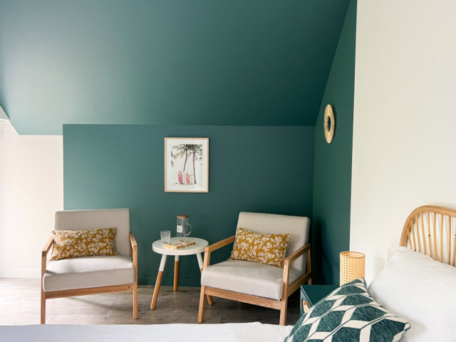 Une chambre avec un coin salon