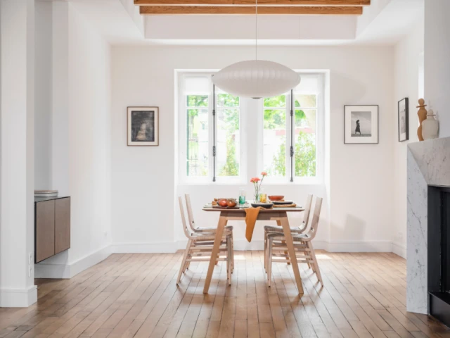 Une salle à manger ouverte et lumineuse