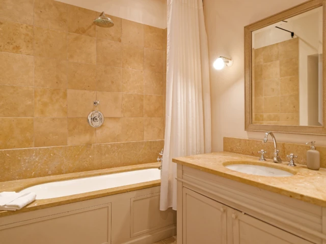 Une salle de bain en travertin