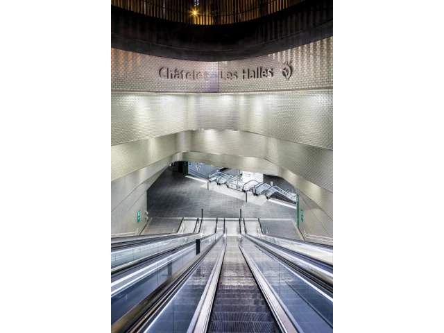 Le carreau de verre de la station de métro Châtelet Les Halles 