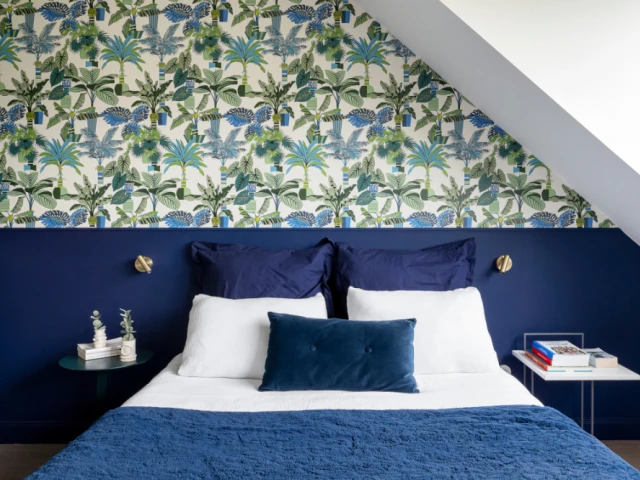 Une chambre et sa tête de lit bleu profond