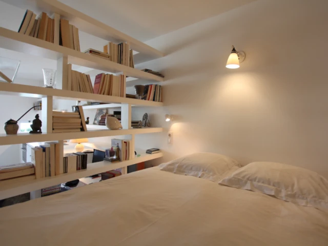 Un lit entouré de livres