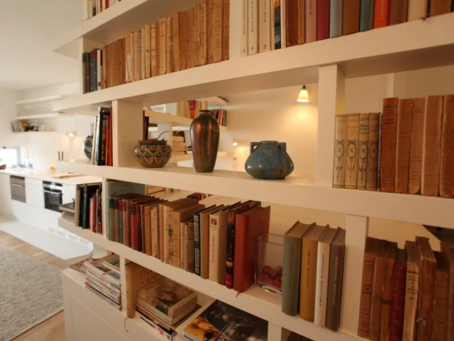 Une bibliothèque disposant de nombreux rangements