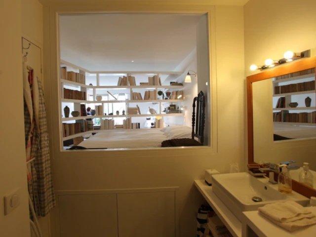 Une salle de bain vitrée